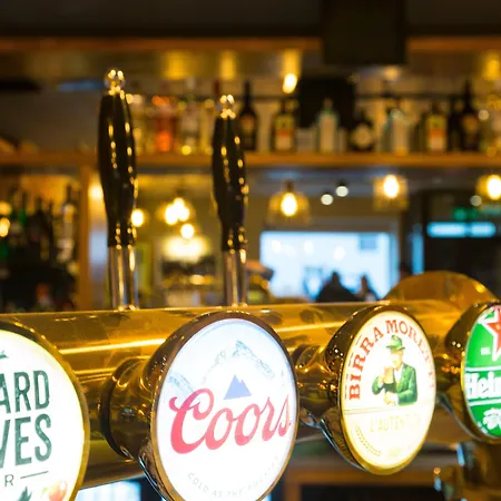 Ξενοδοχείο Castle Varagh & Bar 4*