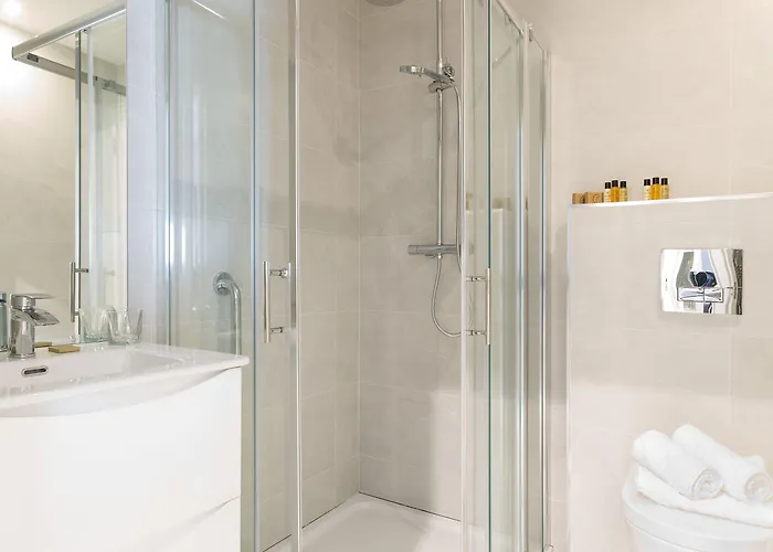 Отель Castle Varagh & Bar 4*